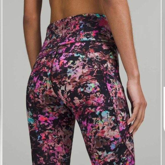 Lululemon fast and free stencil blossom red multi 23" crop size 2. Nwot - Picture 4 of 7
